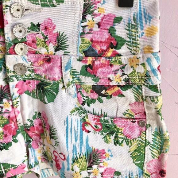 Almost Famous Hawaiian Print Denim Shorts Women's Size 5 Vacation Floral Shorts - Picture 3 of 11